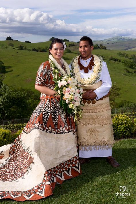 #tonganattire #tonganweddingdress #ngatu #finauandsarapulu #puluwedding2016 Tongan Wedding Attire, Tongan Wedding Dress, Traditional Hawaiian Wedding Dress, Fijian Traditional Clothing, Polynesian Clothing Traditional, Tongan Clothing, Tongan Wedding, Fiji People, Tongan Tauolunga Costume