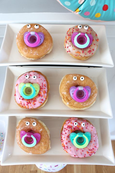 donut baby shower food Baby Shower Food Menu, Best Baby Shower Favors, Baby Shower Favors Diy, Shower Prizes, Party Fotos, Shower Desserts, Sprinkle Baby Shower, Cool Baby, Delicious Donuts