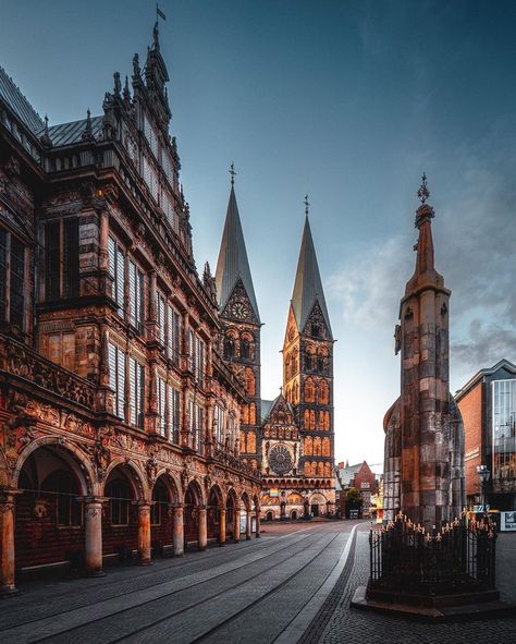 Brême | Photographe : @qlubtempo sur Instagram Bucket List Travel, Bremen Germany, Travel Reading, The Northern Lights, Midnight Sun, Travel List, Travel Bucket List, Amazing Architecture, Milky Way