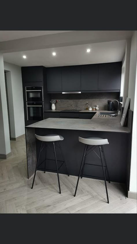 Minimalist Black Kitchen Design, Small Black Kitchen Modern, Black And Grey Modern Kitchen, Modern Dark Gray Kitchen, Small Dark Kitchen Ideas Apartment, Black L Shaped Kitchen, Black Condo Kitchen, Gray And Black Kitchen Decor, L Shaped Black Kitchen