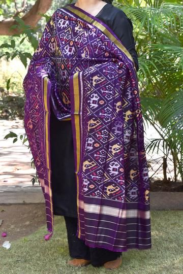 Block Print Dupatta, Ikkat Dupatta, Ikkat Dupattas, Ikkat Dress Materials, Half Saree Designs, Indian Crafts, Indian Textiles, Weaving Process, Ikkat Saree