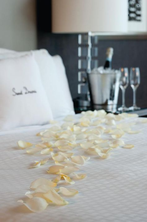 I like the white rose petals so much better than red.....pure class and elegance!! Luxurious Honeymoon, Honeymoon Rooms, Romantic Nights, City Wedding Venues, Lux Life, Romantic Ideas, Honeymoon Suite, Romantic Dream, Pink Bride