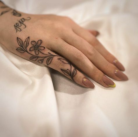 Finger Tattoo Symbols, Finger Tattoo Placement, Tattoo Care Tips, Unique Finger Tattoos, Tattoo Ideas Finger, Side Finger Tattoos, Flower Finger Tattoos, Tattoo Main, Finger Tattoo Ideas