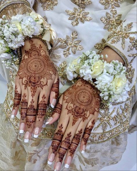 Pakistani Henna Designs, Pakistani Mehndi Designs, Wedding Henna Designs, Mehndi Outfit, Henna Wedding, Henna Stain, Modern Henna Designs, Henna Art Designs, Bridal Henna Designs