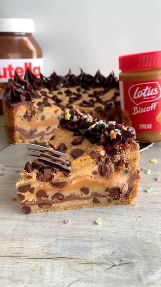 sweetguide on Instagram: TRIPLE LAYER COOKIE PIE 😍 Tag Your Friends 👇👪🧑‍🤝‍🧑👫 〰️〰️〰️〰️ 🍦 FOLLOW @sweetguide FOR MORE🍦 🍦 FOLLOW @sweetguide FOR MORE🍦 〰️〰️〰️〰️ Credit:… Easy Baking Recipes Desserts, Tasty Baking, Cookie Pie, Sweet Snacks Recipes, Food Drinks Dessert, Fun Baking Recipes, Food Videos Desserts, Easy Baking Recipes, Cooking Recipes Desserts