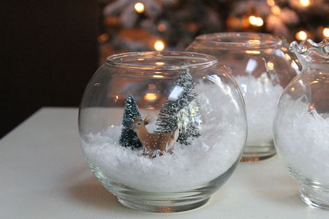 Easy and affordable DIY fish bowl snowman tutorial Glass Fish Bowl Christmas Ideas, Fish Bowl Snow Globe, Christmas Fish Bowl Ideas, Fish Bowl Christmas Ideas, Fishbowl Snowman Diy, Diy Fish Bowl, Fish Bowl Ideas, Fish Bowl Snowman, Fishbowl Craft