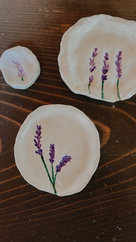 DIY Botanical-Imprinted Clay Jewelry Dishes Diy Clay Dish Ideas, Homemade Clay Jewelry Dish, Air Dry Clay Trinket Dishes Diy, Clay Dishes Diy Jewelry Holder, Clay Jewelry Holder Diy, Diy Clay Jewelry Dish, Clay Organizer, Jewelry Tray Diy, Air Dry Clay Jewelry Holder