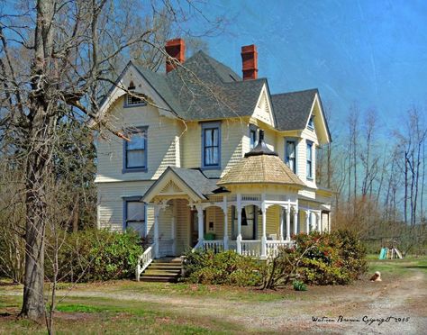 Eastlake Victorian, Queen Anne House, Folk Victorian, Storybook Homes, Victorian Style Homes, Old Mansions, Vernacular Architecture, Victorian House, Gothic Home Decor