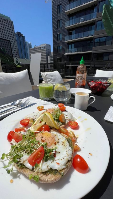 Healthy breakfast on a rooftop egg sandwich tomatoes green juice matcha  lemon water siracha protein breakfast low carb healthy food ideas tasty lunch keto diet los angeles Calabasas California kim Kardashian kylie jenner new york the met dtla skyscraper Beverly Hills Protein Breakfast Low Carb, Kylie Jenner Food, Breakfast Los Angeles, Kardashian Diet, Lunch Keto, Snack Dinner, Low Carb Healthy, Kim Kardashian Kylie Jenner, Calabasas California