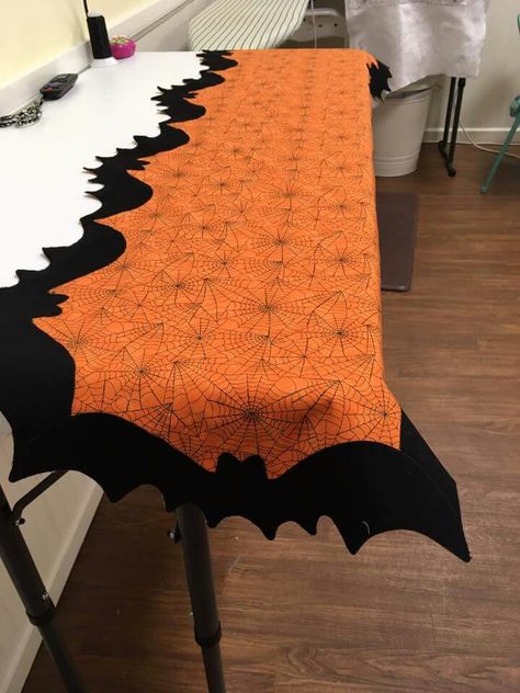 Fall Runners For Table Diy, Halloween Table Runners Ideas, Halloween Sewing Ideas, Halloween Table Cloth Ideas, Halloween Table Runner, Table Runners Halloween, Halloween Table Runners Quilted, Table Runner Halloween, Halloween Runners Free Pattern