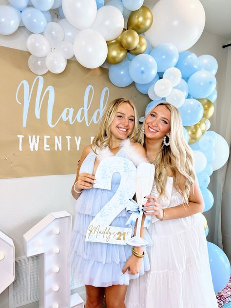 21 Birthday Brunch Ideas, Blue Birthday Aesthetic, Sorority 21st Birthday Signs, Preppy 21st Birthday Sign, 21st Banner Ideas, Blue 21st Birthday, Blue Themed Birthday, Sign Night 21st Birthday, 21st Banner Painted