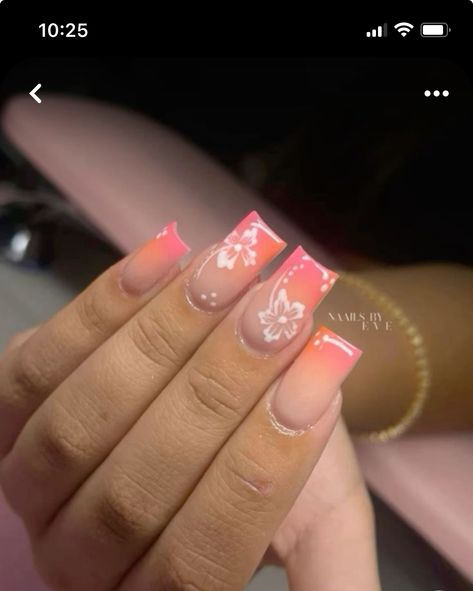 Acrylic Nails With Hawaiian Flower, Ombré Hibiscus Nails, French Tip Nails With Hawaiian Flower, Hawaii Nails Coffin, Short Summer French Tip Nails, Nails Inspiration Summer Square, Flower Nail Inspo Acrylic, Girly Acrylic Nails Designs, Summer Nail Inspo Flowers