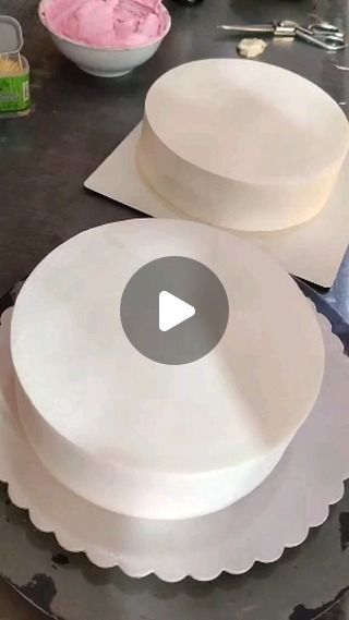 Simple Vanilla Cake Decoration, How To Decorate A Cake, Vanilla Cake, Piping, Cake Decorating, Vanilla, Pasta, Cake, On Instagram