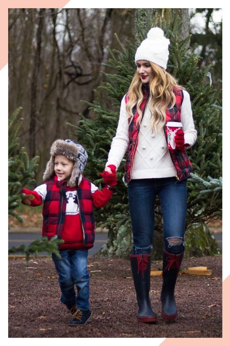 match with child outfit Christmas Photo Outfit Ideas, Christmas Picture Outfits, Holiday Outfits Christmas Family Photos, Holiday Outfits Thanksgiving, Christmas Card Book, Cute Couple Photos, Holiday Photos Outfits, Christmas Photos Outfits, Family Photo Outfits Winter