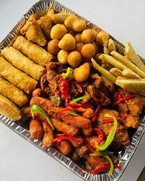 Boli,Event catering,Bulk Order on Instagram: “Need our tray of premium small chops and ‘accessories’?😁 Send a Dm or WhatsApp 08186644395 #smallchops #smallchopsinlagos…” Nigerian Food Platters, Birthday Food Tray Ideas, Nigeria Food Tray, Small Chops Package Ideas, Small Chops In Nigeria, Food Trays In Nigeria, Catering Design Ideas, Small Chops Package In Nigeria, Shawarma Packaging Ideas