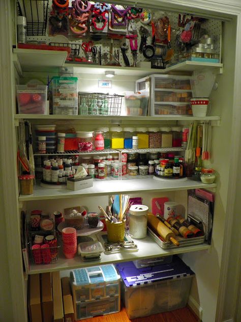 New pantry dedicated solely to baking and decorating supplies! Baking Tools Storage, Cookie Room, Baking Supplies Storage, Baking Pantry, Baking Supplies Organization, Baking Organization, Baking Cupboard, Baking Room, Baking Storage