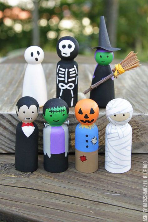 How to Make Peg Dolls - Halloween Peg Dolls Pumpkin Painting Ideas Halloween, Diy Halloween Village, Painting Ideas Halloween, Casa Halloween, Pumpkin Painting Ideas, Wood Peg Dolls, Peg People, Halloween Village, Clothespin Dolls