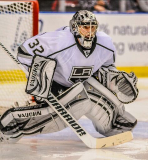 Los Angeles Kings, Jonathan Quick. Dustin Brown, Jonathan Quick, La Kings Hockey, Hockey Goal, Goalie Gear, Kings Hockey, Ice Hockey Teams, Hockey Girl, Hockey Life