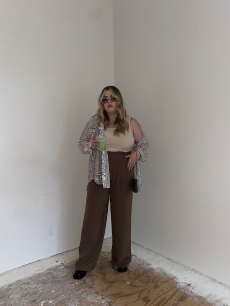 cute plus size out. Size 14. Size 16. Brown trousers ans a cream top. Oversized funky print button up top. Brown Jeans Outfit Plus Size, Brown Pants Outfit Plus Size, Trousers Outfit Plus Size, Plus Size Neutral Outfit, Summer Trousers Outfits, Palazzo Pants Outfit Casual, Brown Trousers Outfit, Brown Jeans Outfit, Outfit Inspo Plus Size