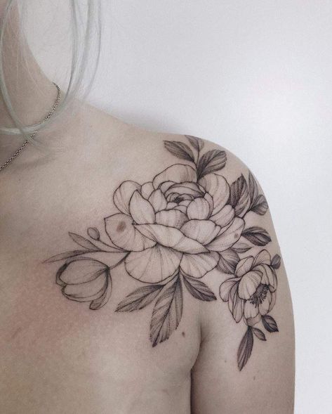 Floral Shoulder Tattoo, Shoulder Piece Tattoo, Shoulder Tattoo Ideas, Delicate Flower Tattoo, Shoulder Cap Tattoo, Flower Shoulder Tattoo, Blade Tattoo, Tattoo Snake, Floral Tattoo Shoulder