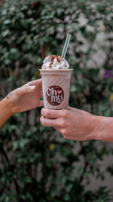 AMO ❤️ MILKSHAKES #lojamilkshake Milk Shake Photography, Milkshake Branding, Milkshake Photoshoot, Milkshake Photography, Mint Milkshake, Milkshake Drink, Mango Milkshake, Ice Cream Photography, Christmas Advertising