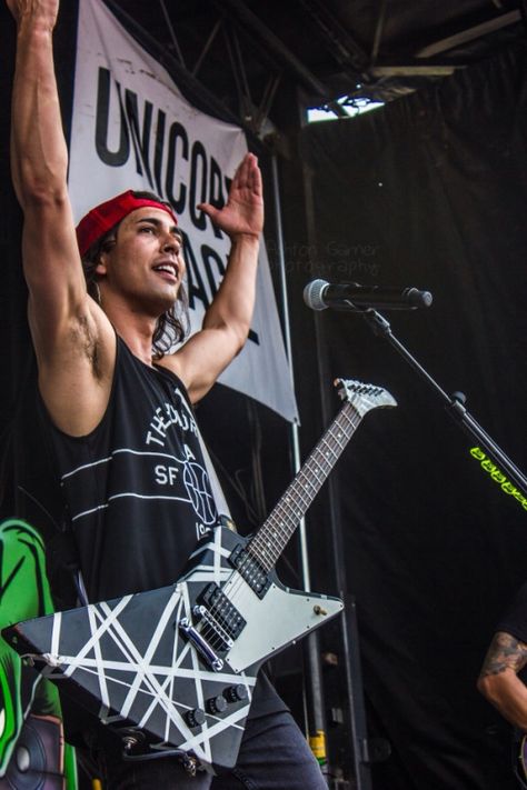 just look at this arms. they have returned. look at them. the veins. the muscle. Pierce The Veil Vic Fuentes, Vic Fuentes Concert, Vic Fuentes Muscles, Vic Fuentes And Jaime Preciado, Ptv Wallpaper Pierce The Veil, Guys My Age, Emo Men, Kellin Quinn, Pierce The Veil