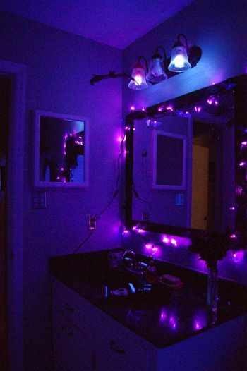 Halloween Bathroom Decorations, Diy Halloween Dekoration, Diy Halloween Party, Creative Halloween Decorations, Purple Lights, Halloween Decor Diy, Halloween Forum, House Lights, Halloween Bathroom