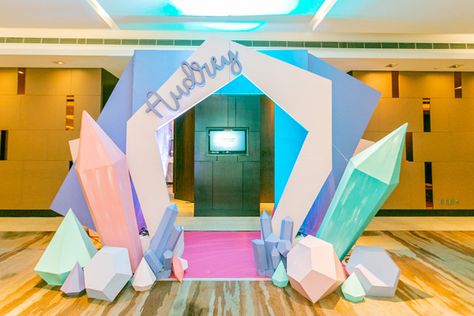 Gem Themed Party Decor, Geometric Party Decor, Gem Themed Party, Futuristic Photo Booth Design, Photobooth Corporate Event, Geometric Exhibition Booth Design, Iridescent Stage Design, Event Entrance, Event Booth