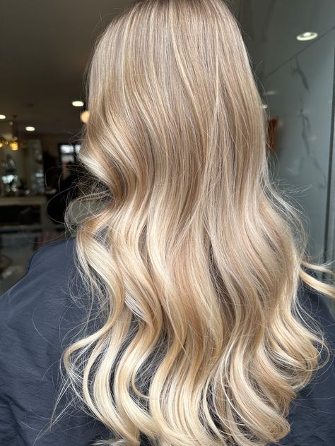 See how we style lived in blondes 🫶 This effortlessly lived in colour and style was created in our Notting Hill salon by our Senior Stylist Maria (@mariavhair) Using @olaplex, @redken, @ghdhair 🤍✨ Save the reel for your next hair appointment. 🔗 Book online via link in bio! Creme Blonde Hair, Creamy Lived In Blonde, Soft Hair Color, Cream Blonde Hair, London Hair Salon, Beige Blonde Hair, Summer Blonde Hair, Icy Blonde Hair, Strawberry Blonde Hair Color