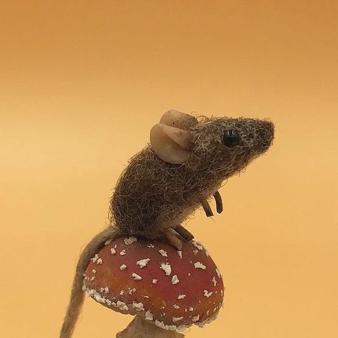 thegentlemanfelter on Instagram: "Monday Miniature Mouse Making Madness....I owe @sprawlingpuppy all the cakes for persuading her to make this . . . #needlefelt #needlefelted #needlefelting #felted #fiberart #miniature #miniatures #miniatureart #fungi #toadstool #mouse #mice #textiles #nature #rodent #ukwildlife #britishwildlife #polymerclay #fimo #fimocreations" Needle Felt Toadstool, Felt Mouse Pattern Free, Textiles Nature, Narnia Christmas, Needle Felted Mice, Felted Mice, Harvest Mouse, Needle Felted Mouse, Felted Mouse