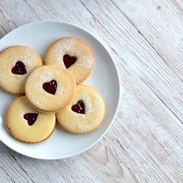 Jammie Dodgers, British Biscuits, Jammy Dodgers, Jam Tarts, British Baking, British Food, Biscuit Cookies, I'm Afraid, Food Cakes