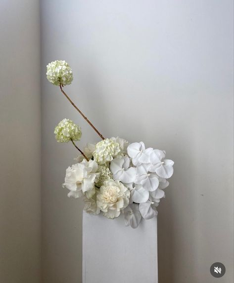 Modern Wedding Flowers Arrangements, White Orchids Wedding, Orchid Vase, Wedding Table Setup, White Flower Arrangements, Modern Wedding Flowers, Hydrangea Arrangements, Hydrangeas Wedding, Unique Wedding Flowers