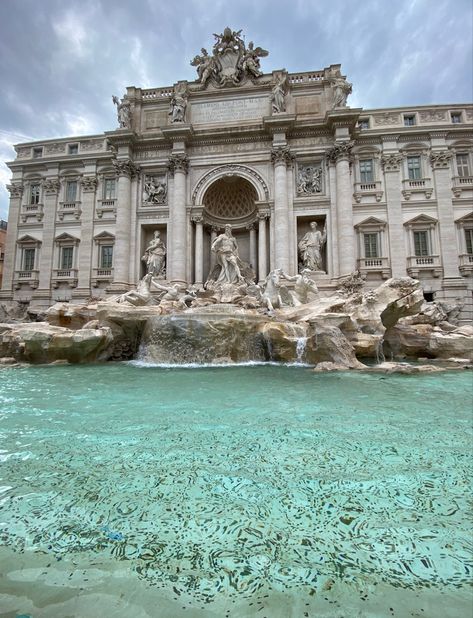 #fontaine #trevi #italie #italia #bleu #statue Rome, Louvre, Statue, Architecture, Building, Travel