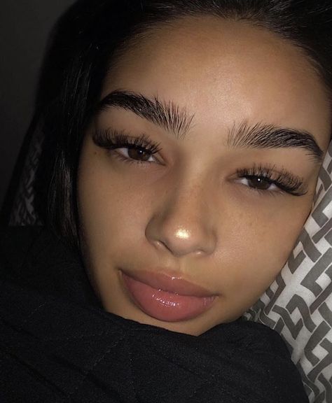 Lex Carrington, Eyelash Goals, Eyebrows Goals, Thick Brows, Thick Eyebrows, Bare Face, Instagram Baby, Glowy Skin, Natural Face