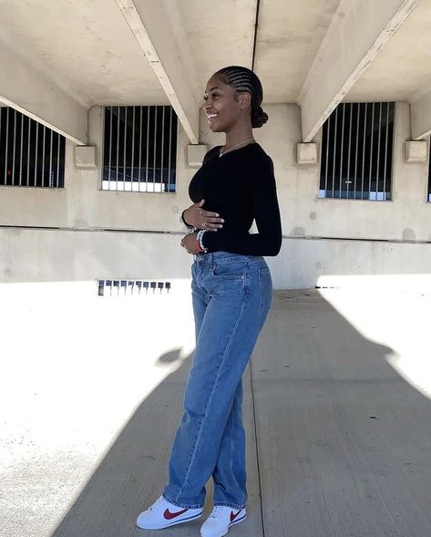 Boyfriend Jean Outfit Ideas, Ytk Baddie Outfits, Trendy Minimalist Outfits 2023, 77 Degree Weather Outfit, Boyfriend Jeans Outfit Baddie, Black Crop Top Outfit Casual, Cute Simple Outfits Casual, Modest Outfits With Jeans, Boyfriend Jeans Outfit Black Women