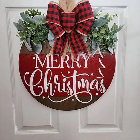 Christmas Wooden Signs, Front Door Christmas Decorations, Christmas Decorations Cheap, Wooden Wreaths, Plaid Decor, Christmas Front Doors, Cheap Christmas, Scene Decor, Christmas Door Hanger