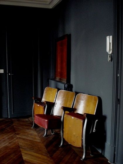 Black walls, herringbone floors, and vintage theatre seating. Home of Bridgette Comazzi and Ivan Duval, no photographer credit. Home Cinema Room Ideas, Luxury Home Cinema Room, Theatre Seats, Deco Cinema, Cinema Chairs, Auditorium Seating, Vintage Cinema, Dark Grey Walls, Floor Protectors For Chairs