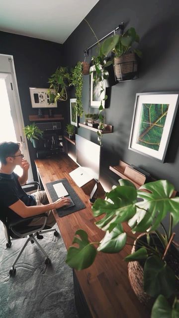 Urban Jungle Bloggers™ on Instagram: "Setting up the plant office for this Friday 👨🏻‍💻🌿💚 📹 by @matdilisio #urbanjunglebloggers" Masculine Office Ideas, Masculine Office Decor, Masculine Home Office Ideas, Victorian Nursery, Masculine Home Office, Plant Office, Masculine Office, Nursery Decor Vintage, Home Ideas Kitchen