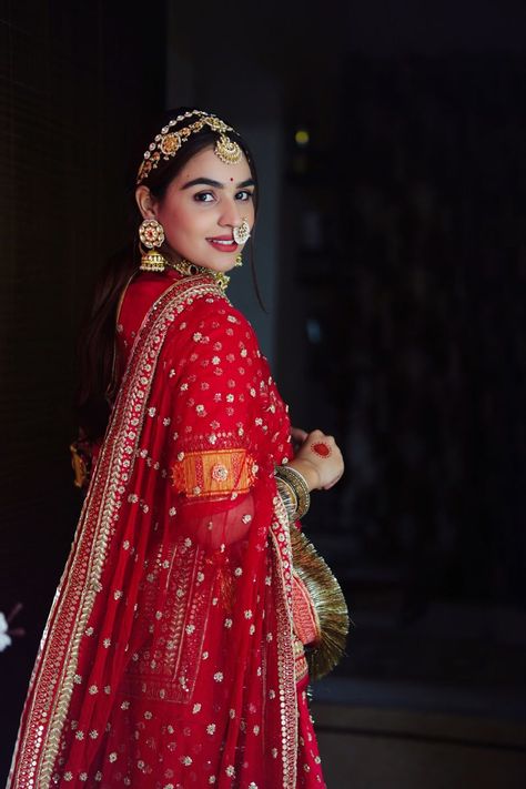 Rajasthani Wedding Dresses and Jewelry for Traditional Vibes Rajputi Look For Wedding, Rajput Bride Royal, Rajputi Baisa Pic, Rajputi Poshak Poses, Marvadi Look, Rajput Bride, Rajasthani Wedding, Rajput Jewellery, Rajasthani Jewellery