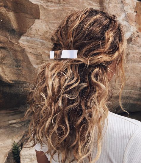 Brown ombré is the lived-in color hair color we're craving this summer. Click here to see the 25 best examples Kristin Ess, Brown Ombre Hair, Long Curly Hair, Long Curly, Ombre Hair, Curly Hair Styles Naturally, Down Hairstyles, Balayage Hair, Copic