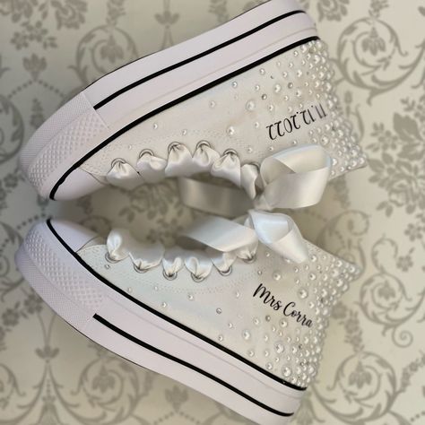 Bride Gym Shoes, Bridal Sneakers Diy, Platform Converse Wedding, Bride Converse Shoes, Personalised Converse, Wedding Converse Bride, Ibiza 2024, Wedding Tennis Shoes, Pearl Converse