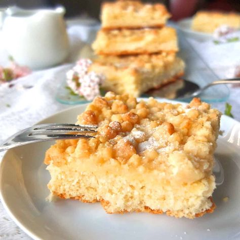 German Apple Crumble Cake, German Streusel Cake, Streudel Recipe Germany, German Crumb Cake, German Strudel Recipes, German Kuchen Recipes, German Crumb Cake Recipe, German Coffee Cake, Yeast Cake