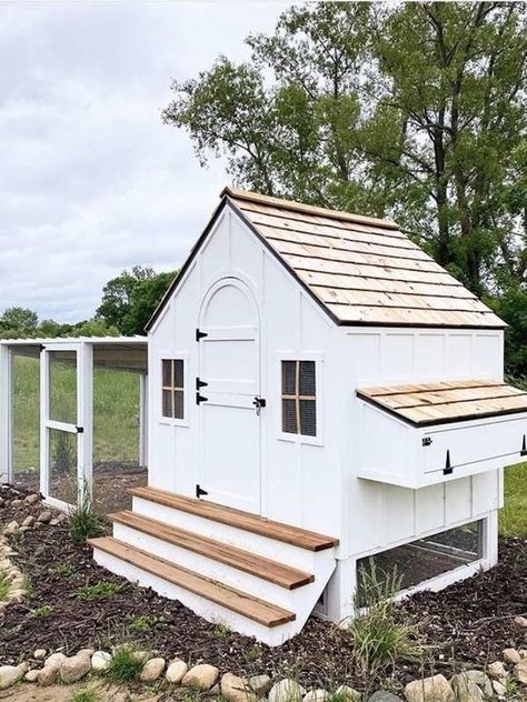 Check out this simple and pretty white and wood chicken coop, and see more backyard chicken coop ideas. | The Most Beautiful Chicken Coops We've Ever Seen Chicken Coop Diy, Chicken Coop Kit, Cute Chicken Coops, Chicken Coop Garden, Chicken Coup, Backyard Chicken Coop Plans, Diy Chicken Coop Plans, Coop Design, Coops Diy