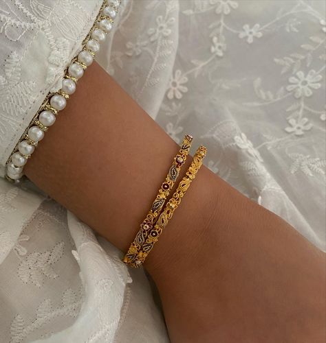 Bangles Jewelry Designs Gold Indian, Pakistani Gold Bracelet, Middle Eastern Gold Bracelet, Gold Indian Bracelet, Gold Bracelet Arabic Design, South Asian Jewelry Aesthetic, Pakistani Gold Bangles, Gold Bangle Aesthetic, Arab Gold Bracelet