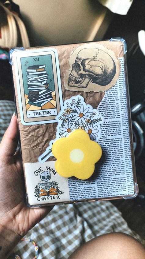 Kobo Cover Diy, Kindle Popsocket Aesthetic, Ereader Case Aesthetic, Kindle Sticker Aesthetic Case, Kobo Decoration, Kindle Oasis Aesthetic, Kindle Stickers Aesthetic, Kindle Decoration Ideas, Decorating Kindle