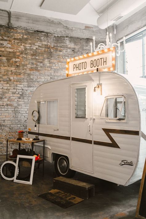 Un camping car vintage comme photobooth de mariage #photobooth #idéesmariage Camper Photo Booth, Camper Bar, Photo Booth Business, Visuell Identitet, Wedding Reception Games, Wedding Theme Ideas, Vintage Camper Remodel, Wedding Reception Fun, Car Party