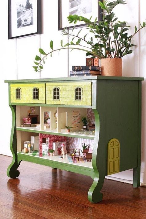 Dresser Turned Dollhouse, Dollhouse Diy Ideas, Dresser Dollhouse, Dollhouse Dresser, Homemade Dollhouse, Fairy Dollhouse, Custom Dollhouse, Flipping Furniture, Doll Houses