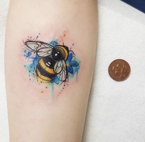 Popular Watercolor Tattoos For Fashionable Women and Men Small Bee Tattoo, Honey Bee Tattoo, Bumble Bee Tattoo, Ink Therapy, Tattoo Watercolor, Tattoo Trend, Geniale Tattoos, Tatuaje A Color, Bee Tattoo