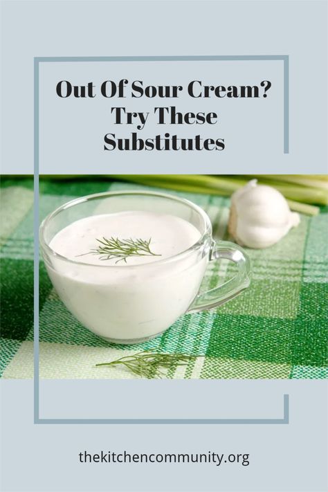 Sour cream is a great, versatile dairy product that can add the finishing touch to copious recipes, especially when it comes to making homemade nachos, chili or the base for French onion dip! Food Swaps Healthy, Substitute For Sour Cream, Buffet Recipes, Yogurt Substitute, Blueberries Muffins, Cream Substitute, Baking Recipe Ideas, People Cooking, Sour Cream Substitute