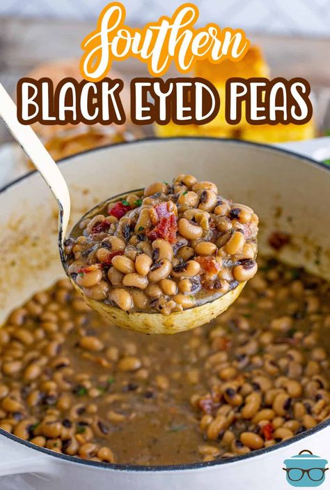 Southern Black Eyed Peas Recipe, Black Eyed Peas Recipe Crock Pot, Blackeyed Pea Recipes, Southern Black Eyed Peas, Cooking Black Eyed Peas, Black Eyed Peas Recipe, Peas Recipe, Southern Recipes Soul Food, Vegan Side Dishes